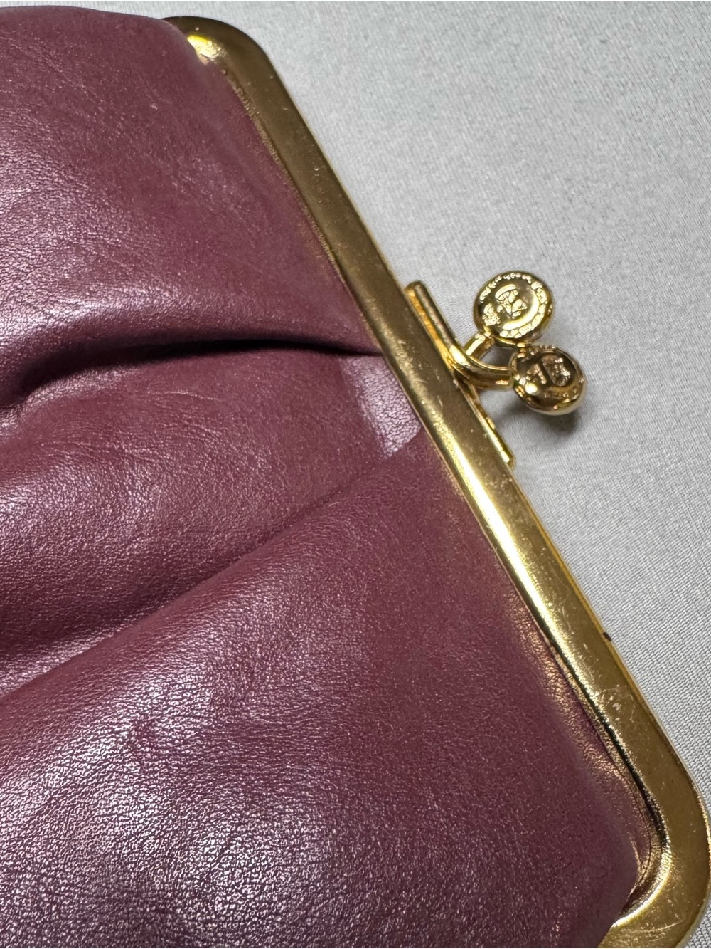 Vintage Etienne Aigner Coin Key
Purse Clutch W/ Kiss Closure oxblood leather - Picture 6 of 11